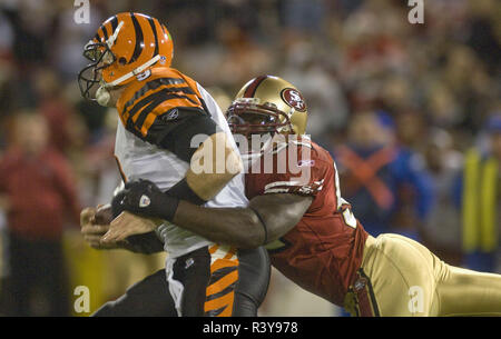 San Francisco, California, Stati Uniti d'America. 15 dic 2007. San Francisco 49ers linebacker Patrick Willis #52 sacchi Cincinnati Bengals quarterback Carson Palmer #9 Sabato, Dicembre 15, 2007 al Candlestick Park di San Francisco, California. Il 49ers sconfitto il bengal 20-13. Credito: Al di Golub/ZUMA filo/Alamy Live News Foto Stock