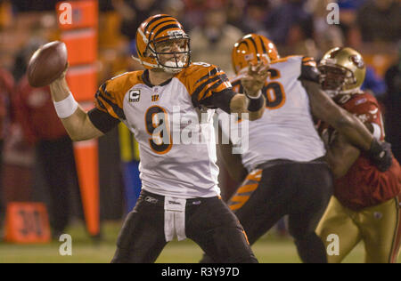 San Francisco, California, Stati Uniti d'America. 15 dic 2007. Cincinnati Bengals quarterback Carson Palmer #9 passando il Sabato, Dicembre 15, 2007 al Candlestick Park di San Francisco, California. Il 49ers sconfitto il bengal 20-13. Credito: Al di Golub/ZUMA filo/Alamy Live News Foto Stock