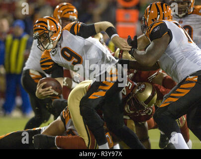 San Francisco, California, Stati Uniti d'America. 15 dic 2007. Cincinnati Bengals quarterback Carson Palmer #9 get loose dal sacco. Sabato, Dicembre 15, 2007 al Candlestick Park di San Francisco, California. Il 49ers sconfitto il Bengalss 20-13. Credito: Al di Golub/ZUMA filo/Alamy Live News Foto Stock