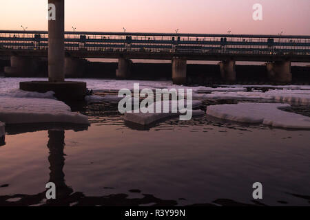 24 novembre 2018 - 25 novembre 2018 - New Delhi, India - serata presso il fiume Yamuna riempito con schiuma uguali le bolle d'acqua. Un recente studio pubblicato nella rivista internazionale di scienze di ingegneria e tecnologia di ricerca di detto fiume Yamuna attorno a Delhi, capitale dell'India, è quasi morto e orribilmente contaminati con sostanze chimiche tossiche e persino acqua convenzionali processi basati sulla filtrazione chimica e trattamenti biologici non sono adatti per la rimozione dei solidi totali disciolti (credito Immagine: © Sauvik Acharyya/ZUMA filo) Foto Stock