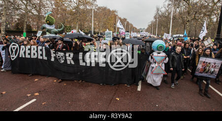 Londra, Regno Unito. 24 Nov 2018. 24 Novembre, 2018. Londra, UK. "Estinzione Rebellion' clima contestatori dimostravano nel centro di Londra con un corteo funebre che includeva un sedersi fuori a Downing Street e a marzo a Buckingham Palace. David Rowe/ Alamy Live News. Foto Stock