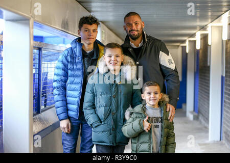 Liverpool, Regno Unito. 24 Nov 2018. Liverpool boxer Tony Bellew in posa per una fotografia con il suo lads a Goodison Park oggi. Premier League, Everton v Cardiff City a Goodison Park di Liverpool sabato 24 novembre 2018. Questa immagine può essere utilizzata solo per scopi editoriali. Solo uso editoriale, è richiesta una licenza per uso commerciale. Nessun uso in scommesse, giochi o un singolo giocatore/club/league pubblicazioni. pic da Chris Stading/Andrew Orchard fotografia sportiva/Alamy Live news Foto Stock