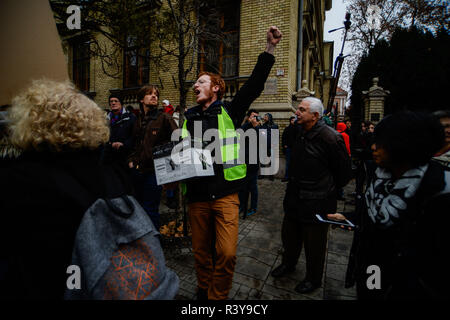 Budapest, Polonia. 24 Novembre, 2018. Gli studenti sono visti cantando slogan durante la protesta.1 dicembre sarebbe il termine, sul quale il governo ungherese dovrebbe firmare il contratto, consentendo la Central European University (CEU) di rimanere in Ungheria, il miliardario George Soros e uno dei fondatori del Central European University si è incontrato con il cancelliere austriaco, Sebastian Kurz per discutere le condizioni per spostare le parti del Central European University per la capitale austriaca da Budapest. Credito: Omar Marques/SOPA Immagini/ZUMA filo/Alamy Live News Foto Stock