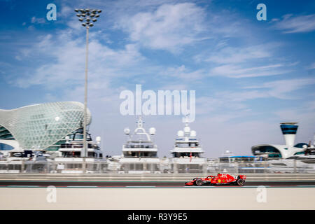 Abu Dhabi, negli Emirati Arabi Uniti. 24 Nov 2018. La Scuderia Ferrari il pilota finlandese Kimi Raikkonen compete durante la terza sessione di prove libere della Formula 1 Gran Premio di Abu Dhabi a Yas Marina Circuit di Abu Dhabi, negli Emirati Arabi Uniti il 24 novembre 2018. Foto: Jure Makovec Credito: Jure Makovec/Alamy Live News Foto Stock