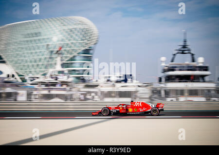 Abu Dhabi, negli Emirati Arabi Uniti. 24 Nov 2018. La Scuderia Ferrari il pilota tedesco Sebastian Vettel compete durante la terza sessione di prove libere della Formula 1 Gran Premio di Abu Dhabi a Yas Marina Circuit di Abu Dhabi, negli Emirati Arabi Uniti il 24 novembre 2018. Foto: Jure Makovec Credito: Jure Makovec/Alamy Live News Foto Stock