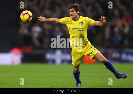 Londra, Regno Unito. 24 Nov 2018. Marcos Alonso di Chelsea - Tottenham Hotspur v Chelsea, Premier League, lo Stadio di Wembley, Londra (Wembley) - 24 Novembre 2018 solo uso editoriale - DataCo restrizioni si applicano Credito: Giornata immagini limitata/Alamy Live News Foto Stock