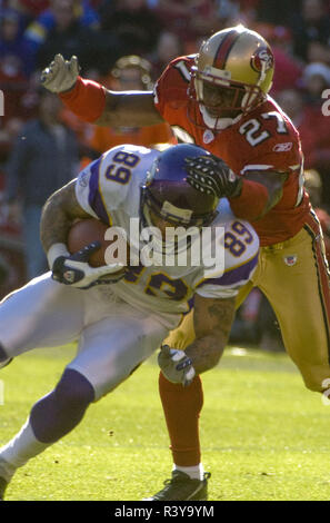 9 dicembre 2007 - San Francisco, California, Stati Uniti - San Francisco 49ers cornerback Walt Harris #27 smette di Minnesota Vikings wide receiver Robert Ferguson #89 di domenica 9 dicembre, 2007 al Candlestick Park di San Francisco, California. I Vichinghi sconfitto il 49ers 27-7. (Credito Immagine: © Al Golub/ZUMA filo) Foto Stock