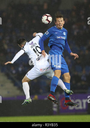 GENK, Belgio - 24 novembre : Xavier Mercier e Sander Berge lotta per la palla durante la Jupiler Pro League Match Day 16 tra KRC Genk e Cercle Brugge a Novembre 24, 2018 a Genk, in Belgio. (Foto di Vincent Van Doornick/Isosport) Credito: Pro scatti/Alamy Live News Foto Stock