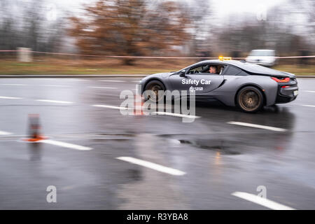 Zgierz, Polonia. 24 Novembre, 2018. Oltre 50 piloti e la loro deriva auto, alcuni di quindi avente 500-700 hp motori vengono incontro è Zgierz in Polonia centrale per la stagione di chiusura. Safety car è un elemento cruciale. Robert Pastryk / Alamy Live News Foto Stock