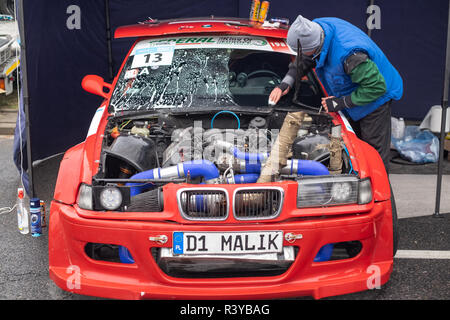 Zgierz, Polonia. 24 Novembre, 2018. Oltre 50 piloti e la loro deriva auto, alcuni di quindi avente 500-700 hp motori vengono incontro è Zgierz in Polonia centrale per la stagione di chiusura. Preparazioni, ancora prima di gare. Robert Pastryk / Alamy Live News Foto Stock