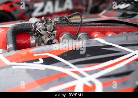 Zgierz, Polonia. 24 Novembre, 2018. Oltre 50 piloti e la loro deriva auto, alcuni di quindi avente 500-700 hp motori vengono incontro è Zgierz in Polonia centrale per la stagione di chiusura. Freddo, pioggia e asfalto umido non rendere la loro vita più facile. Robert Pastryk / Alamy Live News Foto Stock