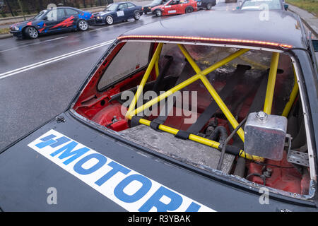 Zgierz, Polonia. 24 Novembre, 2018. Oltre 50 piloti e la loro deriva auto, alcuni di quindi avente 500-700 hp motori vengono incontro è Zgierz in Polonia centrale per la stagione di chiusura. Alcune dispongono anche di un rotolo gabbia. Robert Pastryk / Alamy Live News Foto Stock