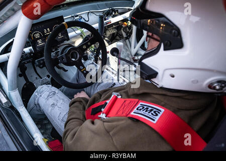 Zgierz, Polonia. 24 Novembre, 2018. Oltre 50 piloti e la loro deriva auto, alcuni di quindi avente 500-700 hp motori vengono incontro è Zgierz in Polonia centrale per la stagione di chiusura. Si tratta di uno sport con un sacco di tecnologia vi, anche compresse. Robert Pastryk / Alamy Live News Foto Stock