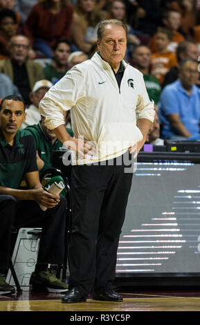 Nov 23 2018 Las Vegas NV, U.S.A. Michigan State head coach Tom Izzo durante il NCAA di pallacanestro degli uomini di pneumatici Continental Las Vegas Invitational tra Texas Longhorns ed il Michigan State Spartans 78-68 win all'Orleans Arena Las Vegas NV. Thurman James/CSM Foto Stock