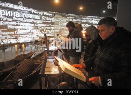 Kiev Kiev, Ucraina. 24 Novembre, 2018. Gli ucraini si vede la lettura dei nomi dei morti registrate nel libro nazionale della memoria delle vittime del Holodomor durante la cerimonia di commemorazione.ottantacinquesimo anniversario commemorazione presso il monumento alle vittime della carestia Holodomor a Kiev in Ucraina. La grande carestia del 1932-33, in cui milioni di persone sono morti di fame è considerata come un genocidio ordinato da allora dittatore sovietico Joseph Stalin da alcuni. Credito: Pavlo Gonchar SOPA/images/ZUMA filo/Alamy Live News Foto Stock