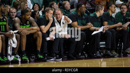 Nov 23 2018 Las Vegas NV, U.S.A. Michigan State head coach Tom Izzo durante il NCAA di pallacanestro degli uomini di pneumatici Continental Las Vegas Invitational tra Texas Longhorns ed il Michigan State Spartans 78-68 win all'Orleans Arena Las Vegas NV. Thurman James/CSM Foto Stock