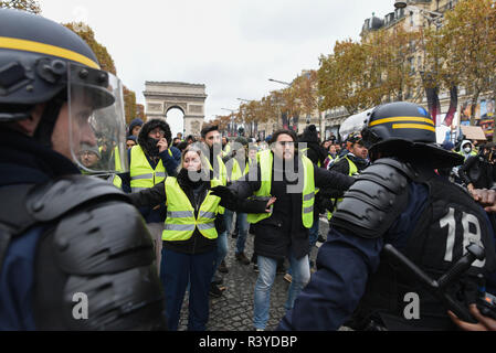 Parigi, Francia. Novembre 24, 2018 - Parigi, Francia: manifestanti indossando Giubbotto giallo dimostrare su Champs-Elysees avenue. Che cosa ha cominciato come una manifestazione di protesta contro l'aumento dei prezzi del carburante ha trasformato in ebollizione rabbia a presidente Emmanuel Macron. Gli scontri sono scoppiati quando i dimostranti hanno cercato di costringere la loro strada verso l'Elysee Palace, il francese ufficio presidenziale. *** La Francia / nessuna vendita di supporti in francese.Credit: Fotografia Idealink/Alamy Live News Foto Stock