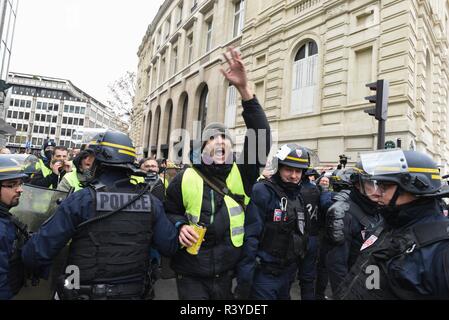 Parigi, Francia. Novembre 24, 2018 - Parigi, Francia: manifestanti indossando Giubbotto giallo dimostrare su Champs-Elysees avenue. Che cosa ha cominciato come una manifestazione di protesta contro l'aumento dei prezzi del carburante ha trasformato in ebollizione rabbia a presidente Emmanuel Macron. Gli scontri sono scoppiati quando i dimostranti hanno cercato di costringere la loro strada verso l'Elysee Palace, il francese ufficio presidenziale. *** La Francia / nessuna vendita di supporti in francese.Credit: Fotografia Idealink/Alamy Live News Foto Stock