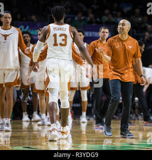 Nov 23 2018 Las Vegas NV, U.S.A. Texas head coach Shaka Smart durante il NCAA di pallacanestro degli uomini di pneumatici Continental Las Vegas Invitational tra Texas Longhorns ed il Michigan State Spartans 68-78 persa in Orleans Arena Las Vegas NV. Thurman James/CSM Foto Stock