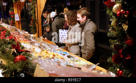 Glasgow, Scotland, Regno Unito 24 novembre, 2018. Il mercato tedesco in St Enoch Square combinata con le luci di Natale ha segnalato l'inizio della stagione festiva vita notturna con i suoi prodotti alimentari e bancarelle di merce. Gerard Ferry/Alamy news Foto Stock