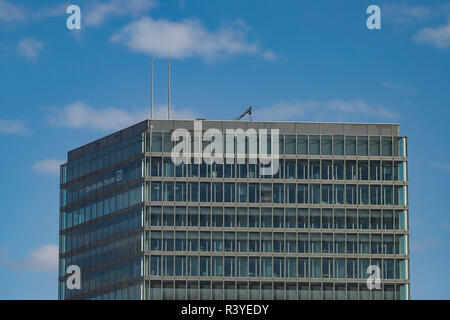 Edificio moderno con il logo della Deutsche Bank in piani superiori. Foto Stock