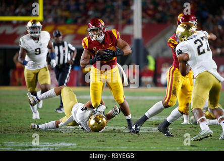 Novembre 24, 2018 USC Trojans running back Vavae Malepeai (29) porta la palla durante la partita di calcio tra la cattedrale di Notre Dame Fighting Irish e l'USC Trojans al Los Angeles Coliseum di Los Angeles, California. Charles Baus/CSM Foto Stock