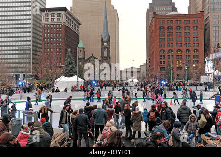 Cleveland, Ohio, USA. 24 Novembre, 2018. Migliaia frequentare la trentaseiesima edizione Winterfest nella pubblica piazza nel centro di Cleveland, Ohio, USA. La stagione di pattinaggio su ghiaccio aperta nel mezzo di vacanza le attività del festival andando su tutti intorno ad esso. Credito: Mark Kanning/Alamy Live News. Foto Stock