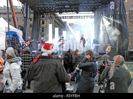 Cleveland, Ohio, USA. 24 Novembre, 2018. La città Ohio cantanti eseguire sul palco principale al trentaseiesimo annuale Winterfest Cleveland sulla pubblica piazza nel centro di Cleveland, Ohio, USA. Credito: Mark Kanning/Alamy Live News. Foto Stock