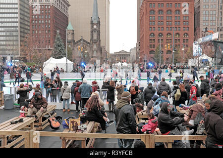 Cleveland, Ohio, USA. 24 Novembre, 2018. I visitatori al centro di Piazza in Cleveland Ohio di godere della libertà di pattinaggio sul ghiaccio durante la trentaseiesima edizione Cleveland Winterfest. Interruttore di pattinatori di pattini e scarpe accanto all'uomo-fatta all'aperto Pattinaggio su ghiaccio come linea di spettatori la pista a guardare la gente skate. Questo family-friendly festival è non ufficiale di kick-off della stagione di festa di Natale con eventi in tutta la piazza e in tutto il centro di Cleveland, Ohio, USA. Credito: Mark Kanning/Alamy Live News. Foto Stock