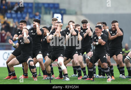 Roma. 24 Novembre, 2018. La Nuova Zelanda i giocatori di eseguire haka prima del Rugby Cattolica Test Match 2018 contro l'Italia presso lo Stadio Olimpico di Roma, Italia. Nov. 24, 2018. La Nuova Zelanda ha vinto 66-3. Credito: Matteo Ciambelli/Xinhua/Alamy Live News Foto Stock