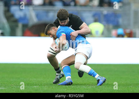 Roma. 24 Novembre, 2018. Nuova Zelanda Scott Barrett (retro) affronta l'Italia Tommaso Allan durante il Rugby Cattolica Test Match 2018 presso lo Stadio Olimpico di Roma, Italia. Nov. 24, 2018. La Nuova Zelanda ha vinto 66-3. Credito: Matteo Ciambelli/Xinhua/Alamy Live News Foto Stock