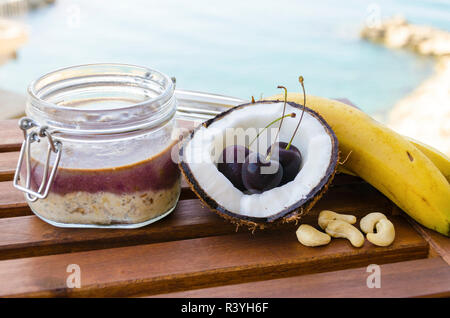 Cherry banana di noce di cocco per tutta la notte di avena Foto Stock