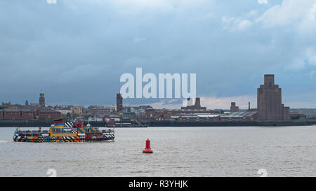 LIVERPOOL, in Inghilterra - 6 Novembre 2018: un passeggero con una traversata in traghetto sul fiume Mersey da Liverpool per la penisola di Wirral Foto Stock