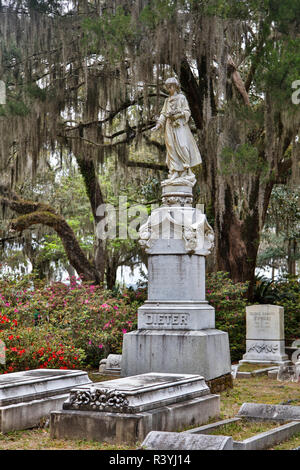 Stati Uniti d'America, Georgia, Savannah. Graves al cimitero Bonaventure Foto Stock