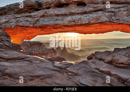 Sunrise a Mesa Arch nel Parco Nazionale di Canyonlands, Island in the Sky , Moab, Utah, Stati Uniti d'America, America del Nord Foto Stock