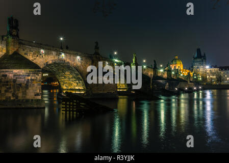 Vista del Ponte Carlo e del fiume Moldava a Praga in una fredda notte invernale - 1 Foto Stock