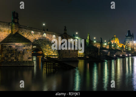 Vista del Ponte Carlo e del fiume Moldava a Praga in una fredda notte invernale - 3 Foto Stock