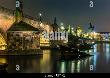 Vista del Ponte Carlo e del fiume Moldava a Praga in una fredda notte invernale - 4 Foto Stock