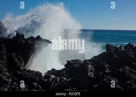Enormi onde che si schiantano contro le rocce laviche sulla costa della Grande Isola, Hawaii Foto Stock