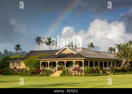 Hanalei Bay, Hawaii, Kauai, Kauikeolani station wagon, palme e rainbow Foto Stock