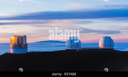 W. M. osservatorio Keck e Vulcano Haleakala a Maui dal vertice sul Mauna Kea, Big Island, Hawaii, USA (solo uso editoriale) Foto Stock