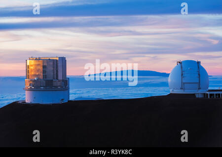 W. M. osservatorio Keck e Vulcano Haleakala a Maui dal vertice sul Mauna Kea, Big Island, Hawaii, USA (solo uso editoriale) Foto Stock