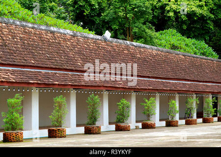 Il Chiostro di Wat Phra That Chae Haeng tempio nella provincia di Nan, Thailandia del Nord Foto Stock