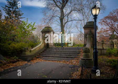 Bethesda Terrazza fontana e si affacciano sul lago in New York City Central Park. La fontana si trova nel centro della terrazza. Bethesda Terrac Foto Stock