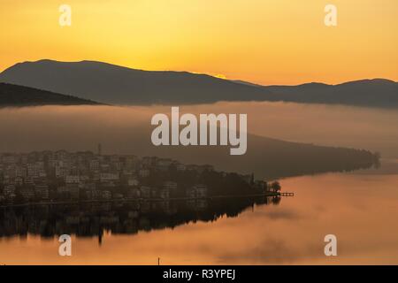 Alba sul lago Kastoria in Grecia Foto Stock