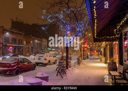Notte nevosa su Higgins Avenue nel centro cittadino di Missoula, Montana, USA Foto Stock