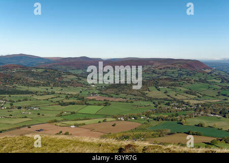 Hatterrall Hill (al centro a destra) & Vale di Ewyas, visto dal Ysgyryd Fawr (Skirrid Fawr), Abergavenny, Monmouthshire, Galles Foto Stock