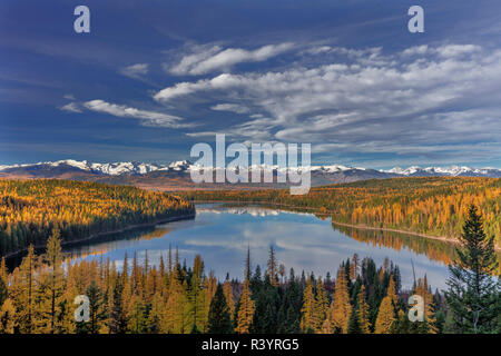 Guardando verso il basso sulla Olanda il lago e le montagne di missione in autunno di Flathead National Forest, Montana, USA Foto Stock