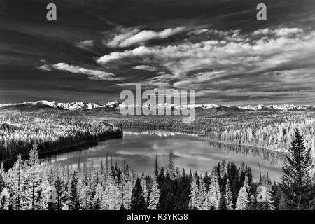 Guardando verso il basso sulla Olanda il lago e le montagne di missione in autunno di Flathead National Forest, Montana, USA Foto Stock