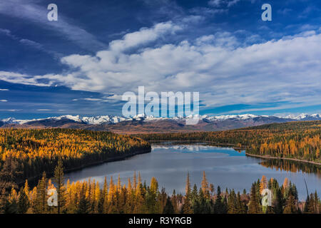 Guardando verso il basso sulla Olanda il lago e le montagne di missione in autunno di Flathead National Forest, Montana, USA Foto Stock